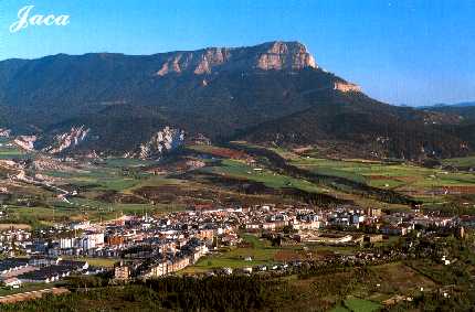 CIUDAD DE JACA. AL FONDO LA PE&Ntilde;A OROEL
